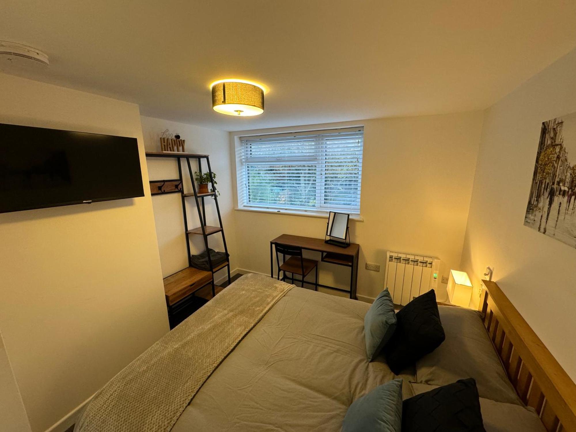 Modern 1 Bed Apartment With Car Parking Bitton Экстерьер фото